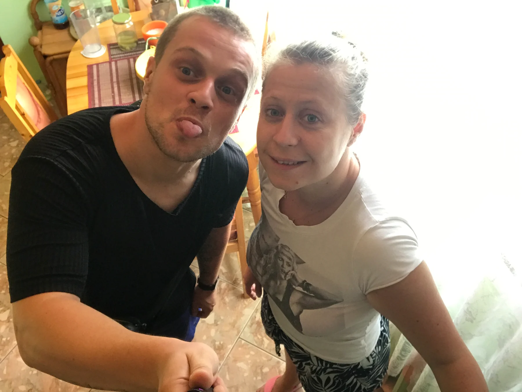 Забавно селфи на брат и сестра