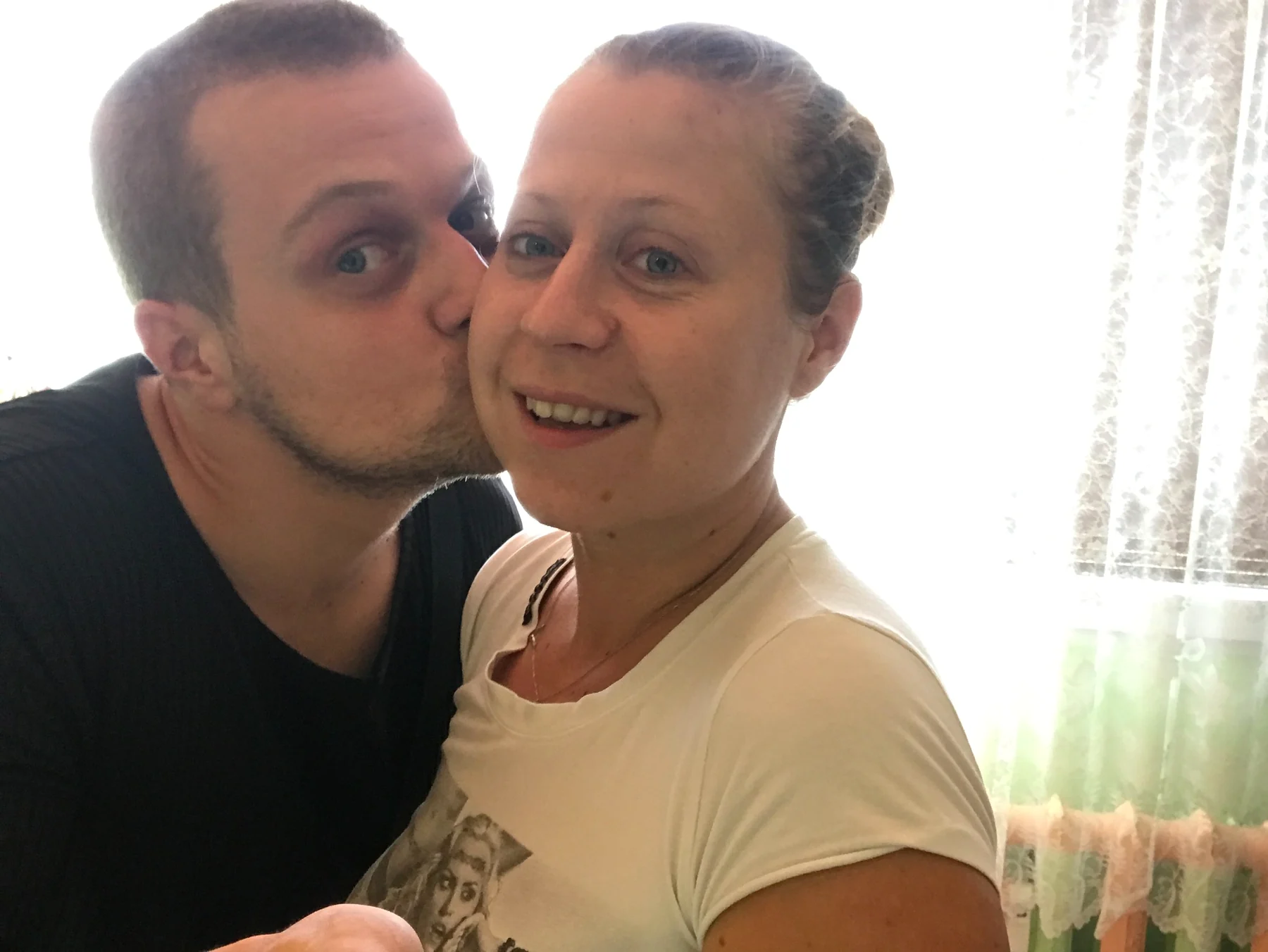 Брат целува сестра си по бузата