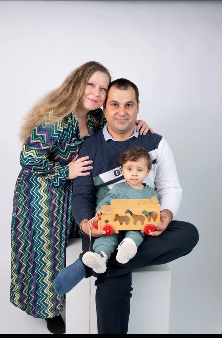 Семейна студийна снимка с малко дете